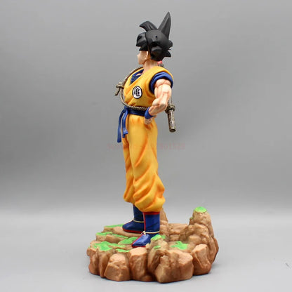 Figurine de Collection Dragon Ball | Son Goku : Modèle en position debout représentant Goku avec son baton magique. Une pièce parfaite pour les fans d'Anime, idéale comme objet de collection