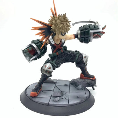 Figura My Hero Academia de 15 cm | Revive la intensidad de My Hero Academia con esta figura de Bakugo Katsuki en versión Batalla. Fabricado en PVC, es ideal para colecciones y fans del universo.