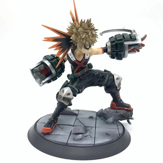 Figura My Hero Academia de 15 cm | Revive la intensidad de My Hero Academia con esta figura de Bakugo Katsuki en versión Batalla. Fabricado en PVC, es ideal para colecciones y fans del universo.