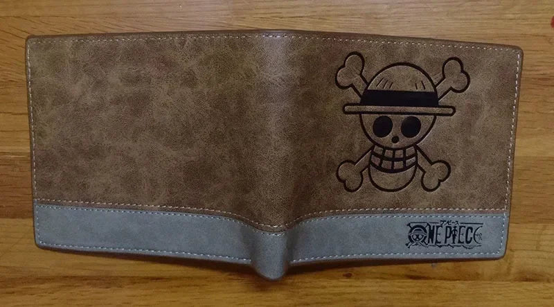 12*10cm | Cartera de piel One Piece de alta calidad, con los logos icónicos de la serie. Un accesorio elegante y funcional para los fanáticos del anime. 