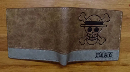 12*10cm | Cartera de piel One Piece de alta calidad, con los logos icónicos de la serie. Un accesorio elegante y funcional para los fanáticos del anime. 