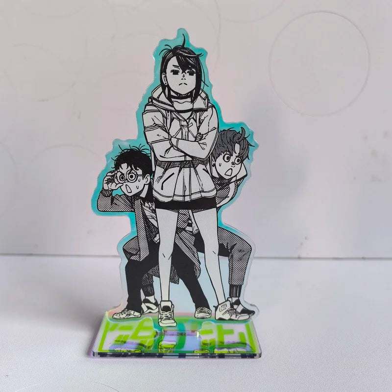 Añade un toque de anime a tu vida cotidiana con estos llaveros acrílicos de Dan Da Dan. Diseñado con detalles en láser, también puede servir como soporte decorativo o adorno para tus bolsos. Ideal para fans, es perfecto como regalo.