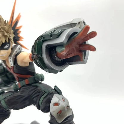 Figura My Hero Academia de 15 cm | Revive la intensidad de My Hero Academia con esta figura de Bakugo Katsuki en versión Batalla. Fabricado en PVC, es ideal para colecciones y fans del universo.