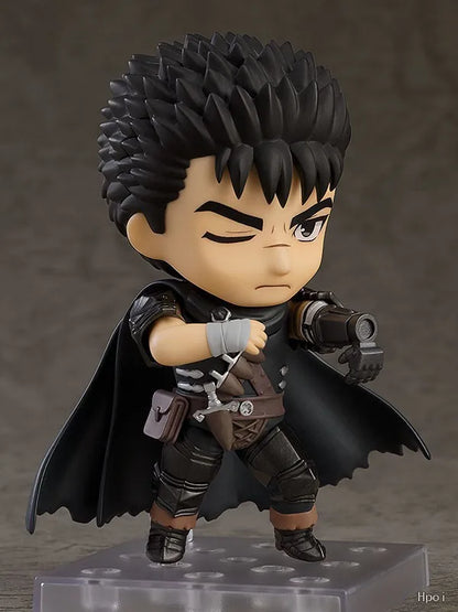 Figura Q Version de 10cm de Guts, el Espadachín Negro, inspirada en el anime Berserk. Con su espada icónica y su postura dinámica, esta figura es un modelo perfecto para coleccionistas y fanáticos del universo Berserk.