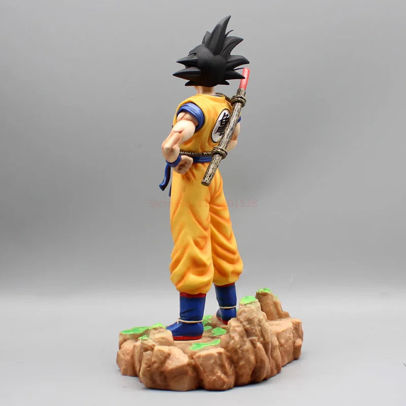 Figurine de Collection Dragon Ball | Son Goku : Modèle en position debout représentant Goku avec son baton magique. Une pièce parfaite pour les fans d'Anime, idéale comme objet de collection
