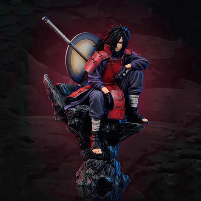 28cm Figurine | Uchiha Madara Statue de collection en PVC représentant Uchiha Madara assis sur un socle. Parfaite pour la décoration d'intérieur et pour compléter une collection d'anime