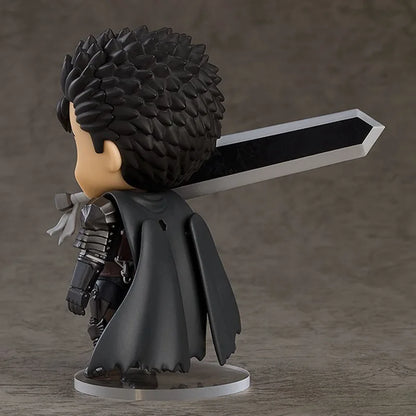 Figura Q Version de 10cm de Guts, el Espadachín Negro, inspirada en el anime Berserk. Con su espada icónica y su postura dinámica, esta figura es un modelo perfecto para coleccionistas y fanáticos del universo Berserk.
