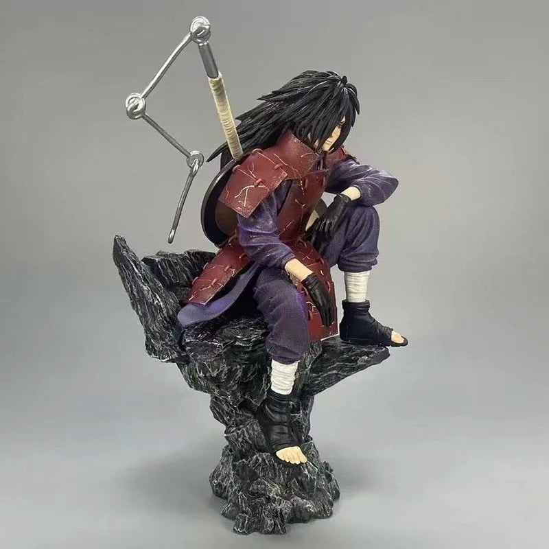 28cm Figurine | Uchiha Madara Statue de collection en PVC représentant Uchiha Madara assis sur un socle. Parfaite pour la décoration d'intérieur et pour compléter une collection d'anime