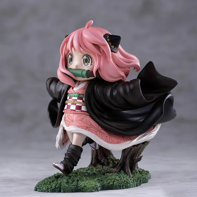 Figura ESPÍA×FAMILIAR de 12cm | Figura de coleccionista de edición limitada que representa a Anya Forger con traje de cosplay de Kamado Nezuko. Esta figura adorable y única es perfecta para coleccionistas y fanáticos del anime.