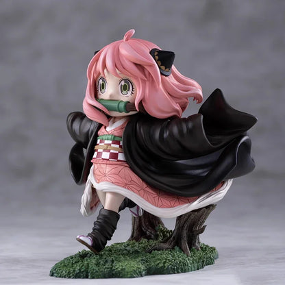 Figura ESPÍA×FAMILIAR de 12cm | Figura de coleccionista de edición limitada que representa a Anya Forger con traje de cosplay de Kamado Nezuko. Esta figura adorable y única es perfecta para coleccionistas y fanáticos del anime.