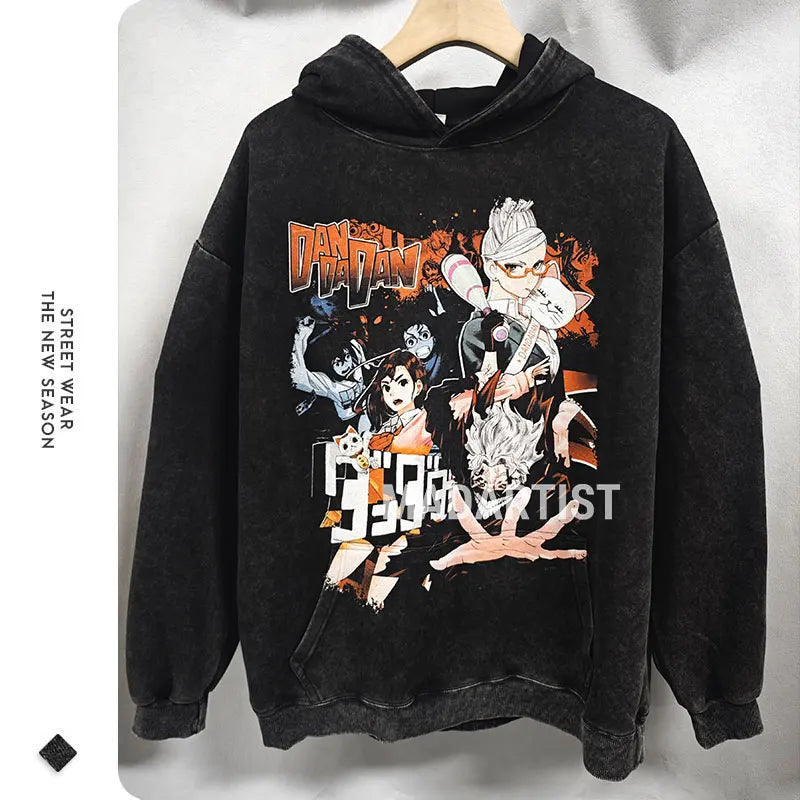 Hoodie vintage lavé inspiré de Dan Da Dan, un incontournable pour les fans du manga. Avec son design oversize et son style streetwear. Confortable et stylé, il est parfait pour les hommes et les femmes qui souhaitent afficher leur amour pour l'anime