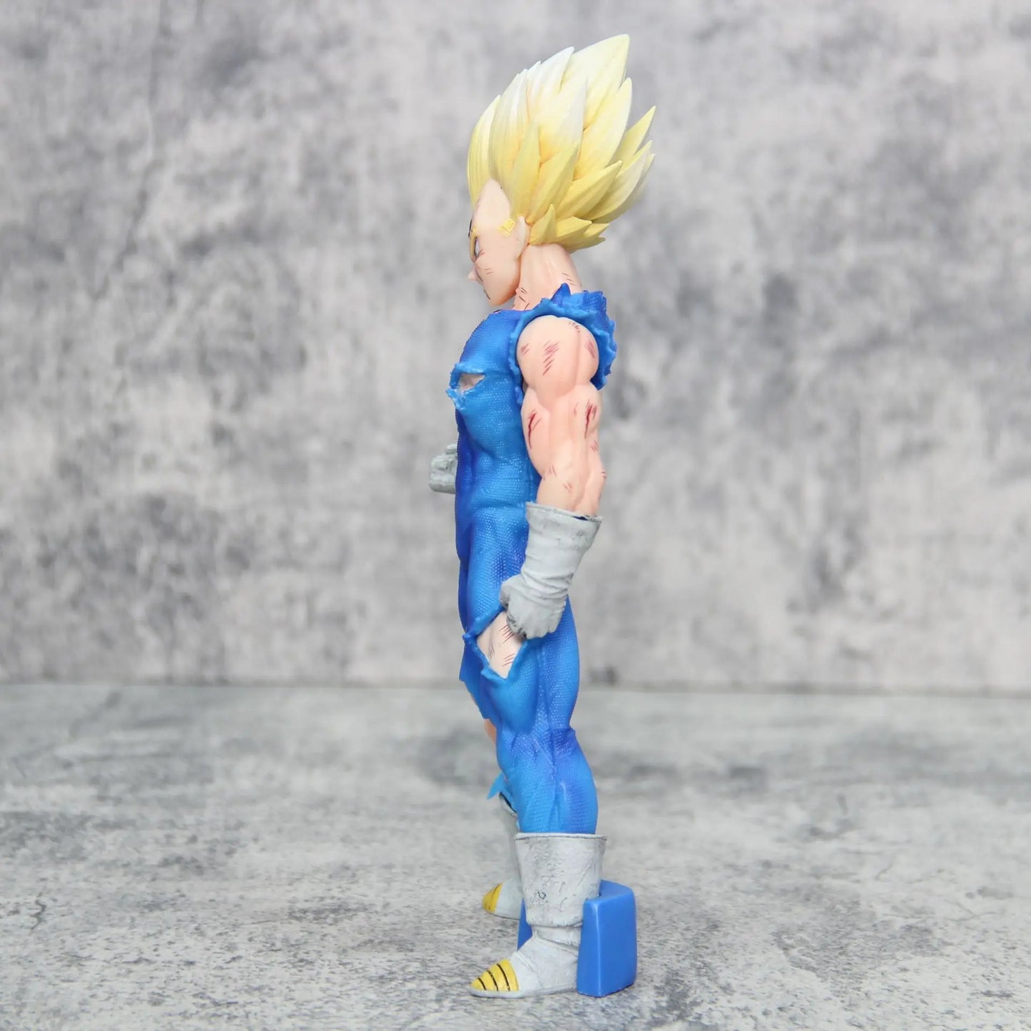 20cm Figurine Dragon Ball | Majin Vegeta Super Saiyan. Ajoutez cette pièce emblématique à votre collection ou offrez-la en cadeau à un passionné de Dragon Ball !