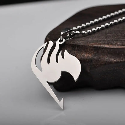 Collier Fairy Tail avec un pendentif en forme de Fée, design raffiné. Bijou tendance parfait comme cadeau pour les fans d'anime