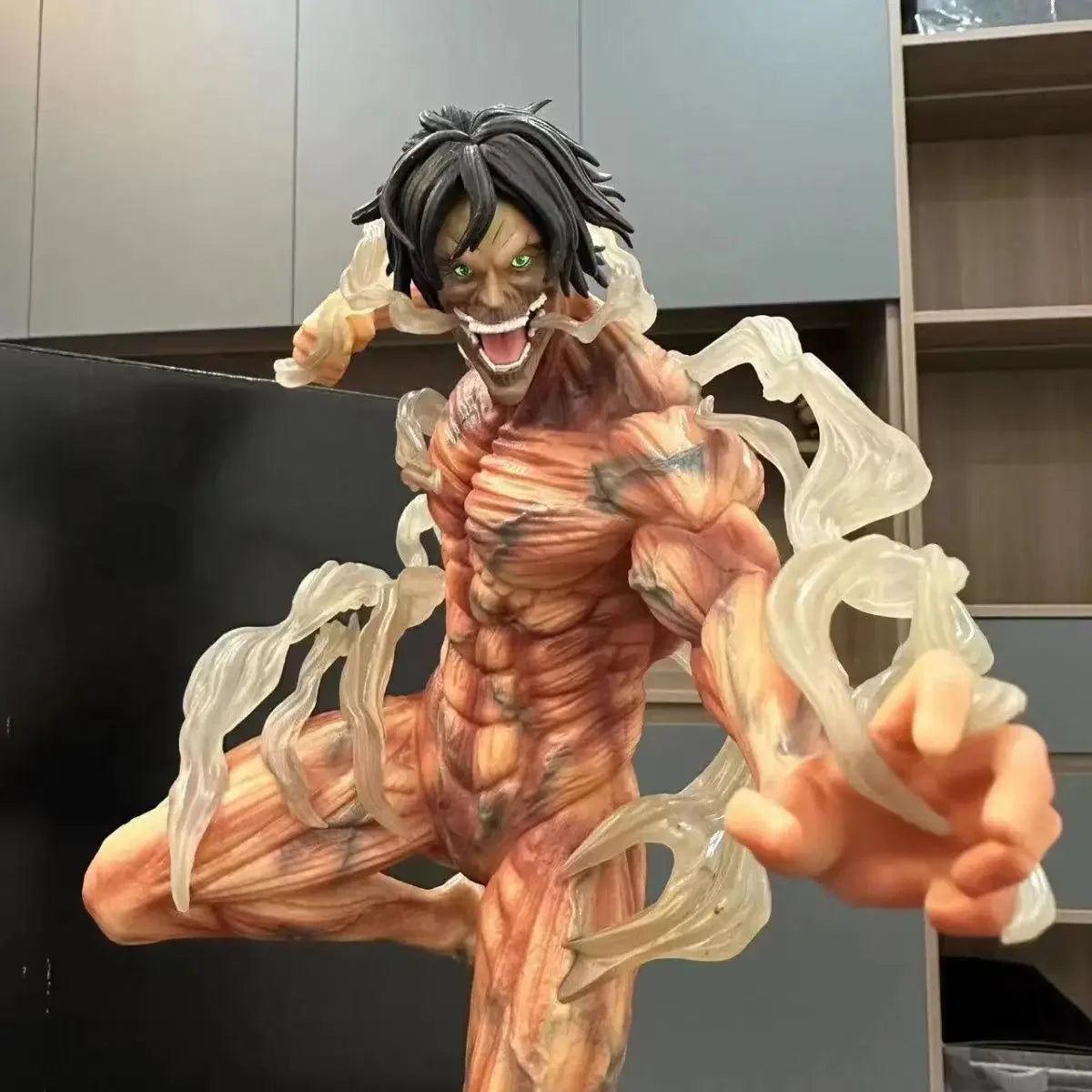 Figura Ataque a los Titanes de 40 cm | Estatua que representa a Eren Jäger como el Titán Atacante. Perfecta para coleccionistas y fanáticos de Attack on Titan, esta imponente figura es un regalo excepcional para una decoración inspirada en el anime. 