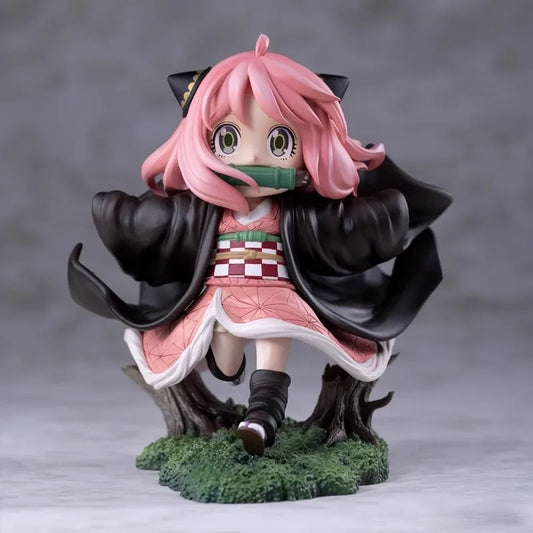 Figura ESPÍA×FAMILIAR de 12cm | Figura de coleccionista de edición limitada que representa a Anya Forger con traje de cosplay de Kamado Nezuko. Esta figura adorable y única es perfecta para coleccionistas y fanáticos del anime.