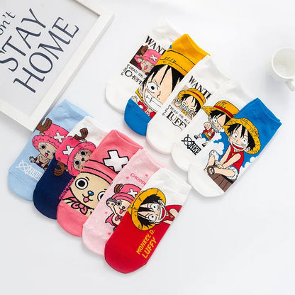 Calcetines de algodón para hombre y mujer, con los personajes icónicos Luffy y Chopper del universo One Piece. Combinando comodidad y estilo, son ideales para los fanáticos del anime. 
