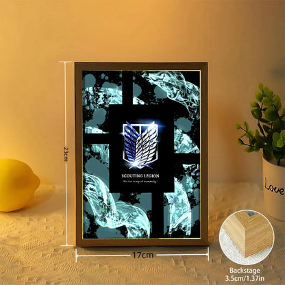 Marco de luz LED USB 23X17cm Ataque a los Titanes | Añade un toque de ambiente a tu habitación con este marco de luz LED Attack on Titan. Perfecto para los fans, este arte mural crea una atmósfera inmersiva y es un regalo ideal. 