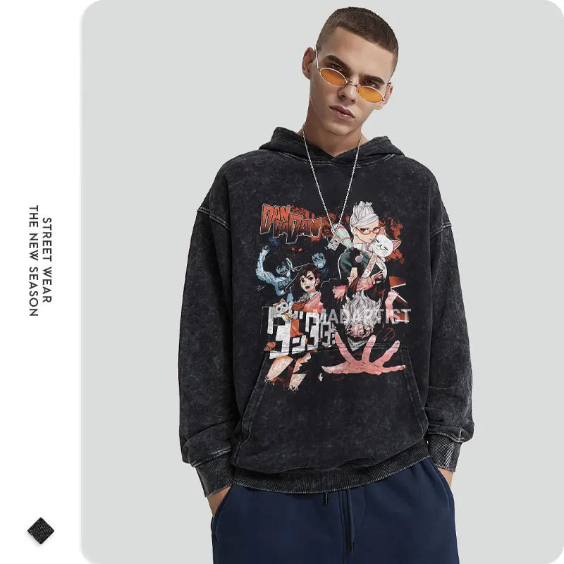 Hoodie vintage lavé inspiré de Dan Da Dan, un incontournable pour les fans du manga. Avec son design oversize et son style streetwear. Confortable et stylé, il est parfait pour les hommes et les femmes qui souhaitent afficher leur amour pour l'anime