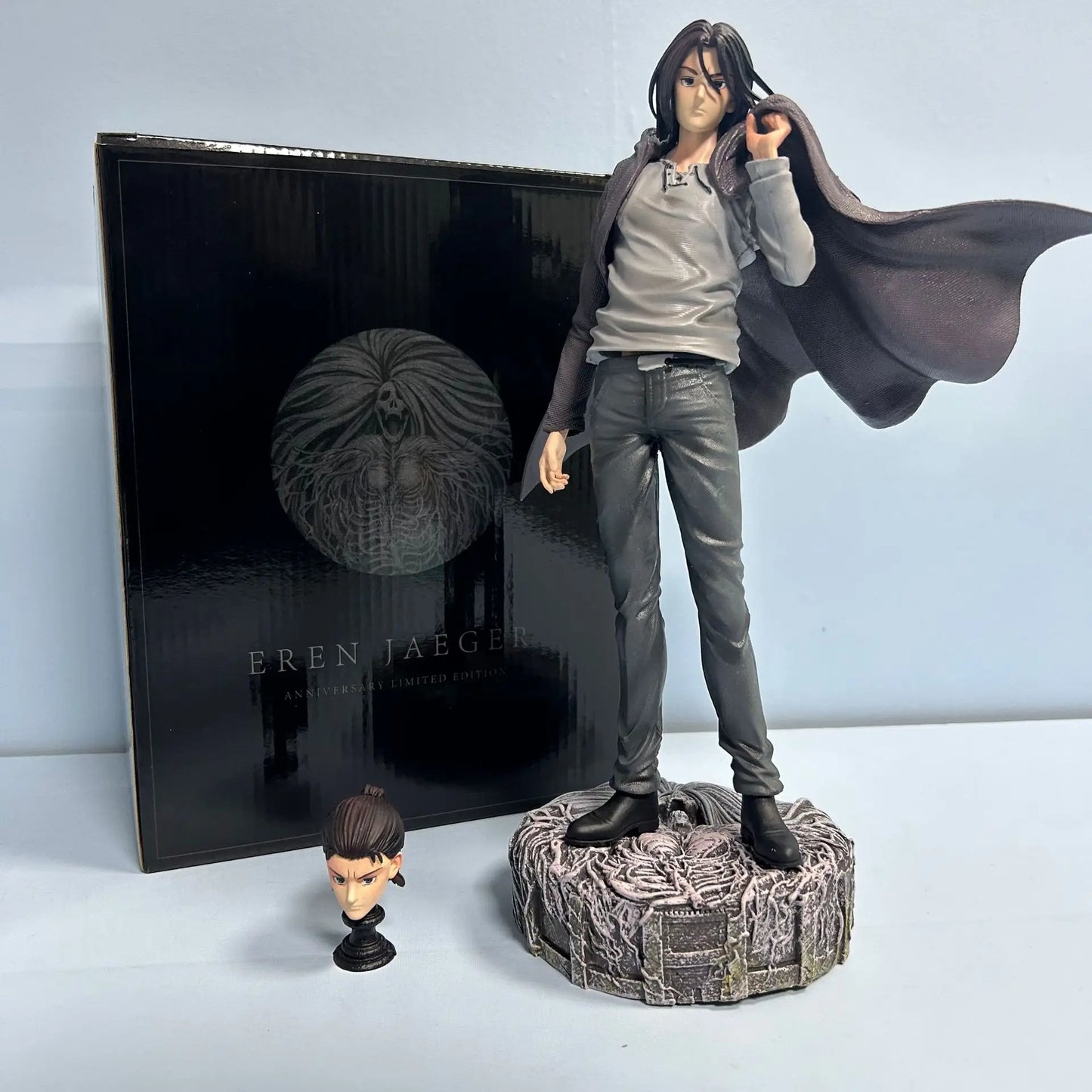 Figura de edición limitada Attack on Titan de 30 cm | Figura de acción que representa a Eren Jaeger disfrazado. Este modelo ofrece un cabezal intercambiable para variar expresiones. Ideal para coleccionistas y aficionados. 