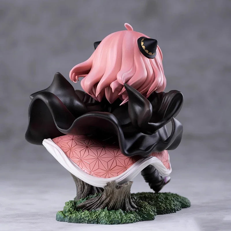 Figura ESPÍA×FAMILIAR de 12cm | Figura de coleccionista de edición limitada que representa a Anya Forger con traje de cosplay de Kamado Nezuko. Esta figura adorable y única es perfecta para coleccionistas y fanáticos del anime.
