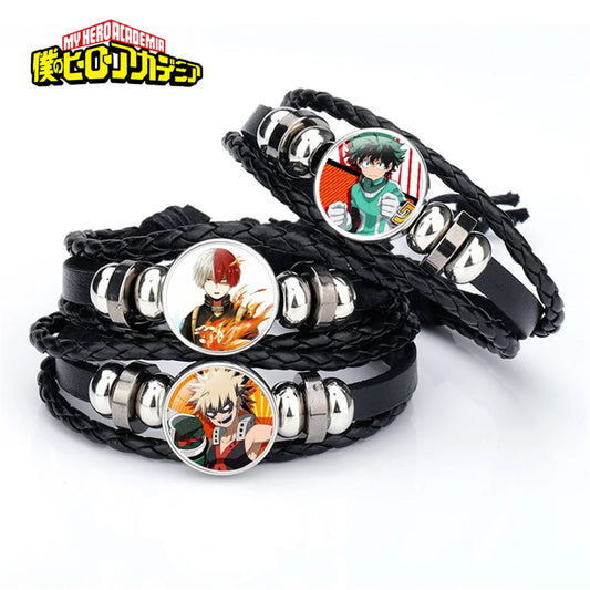 Añade un toque de estilo heroico a tu look con esta pulsera inspirada en My Hero Academia. Confeccionado en cuero tejido, presenta un diseño creativo y es ajustable para una comodidad óptima. Un gran regalo para los fanáticos del anime.