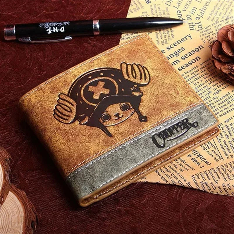 12*10cm | Cartera de piel One Piece de alta calidad, con los logos icónicos de la serie. Un accesorio elegante y funcional para los fanáticos del anime. 