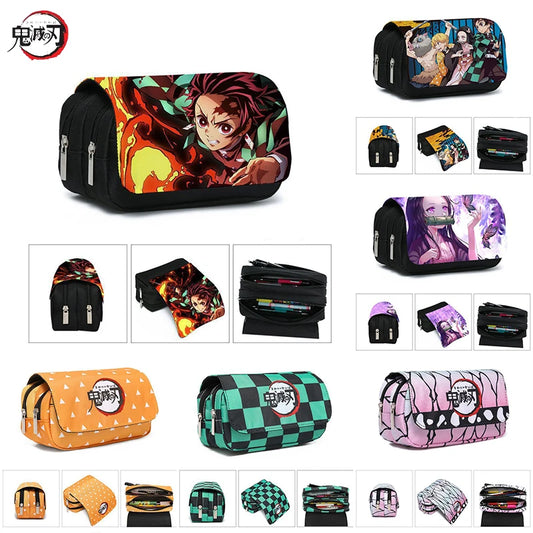 Estuche de lona Demon Slayer con doble cremallera, inspirado en el universo Kimetsu No Yaiba. Ofrece un amplio espacio de almacenamiento para bolígrafos, lápices y otros suministros, al tiempo que añade un toque kawaii a tu vida diaria. 