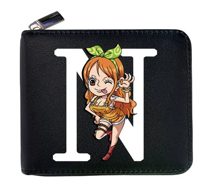 Cartera de cuero con cremallera de una pieza de 12 * 10 cm. Esta billetera de cuero presenta las iniciales de personajes icónicos de One Piece, combinando estilo y funcionalidad. 