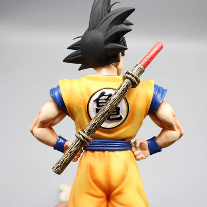 Figurine de Collection Dragon Ball | Son Goku : Modèle en position debout représentant Goku avec son baton magique. Une pièce parfaite pour les fans d'Anime, idéale comme objet de collection
