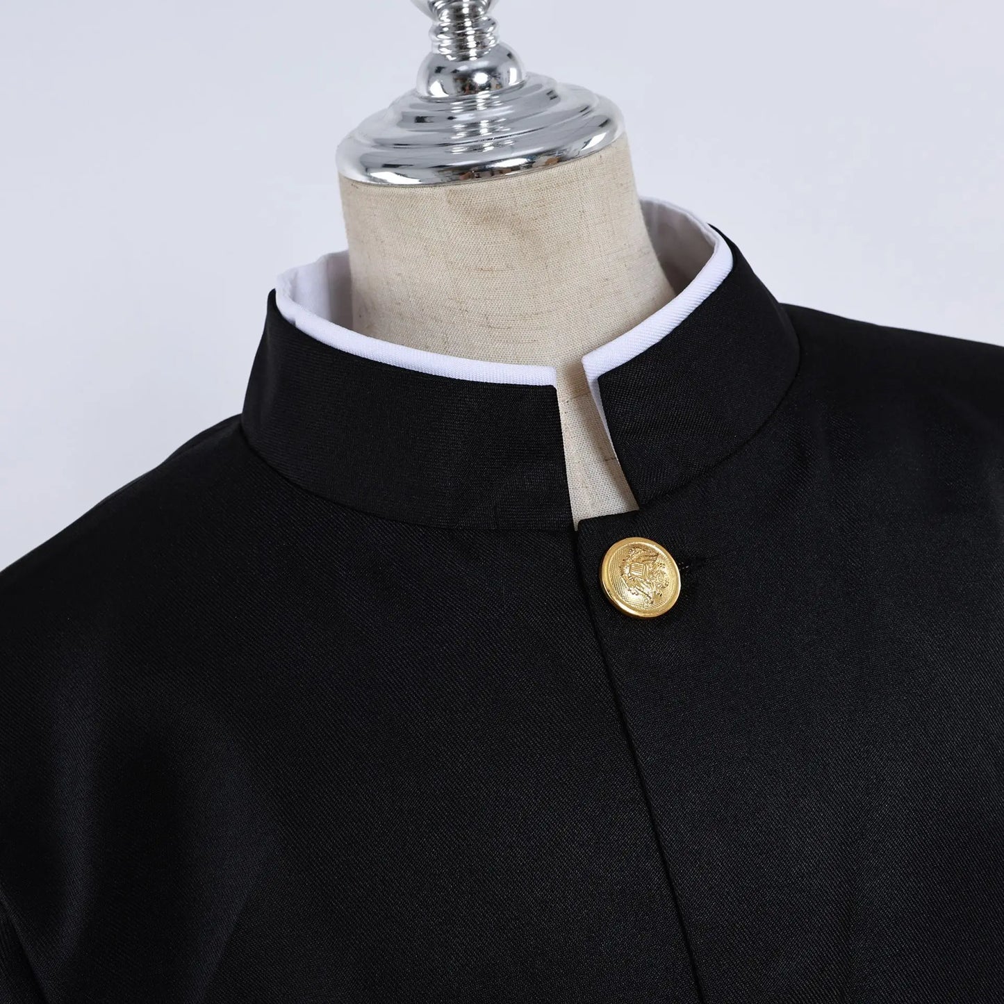 Adopta el auténtico estilo Dan Da Dan con estos uniformes de cosplay inspirados en los trajes de Aira Shiratori y Okarun. Perfecto para convenciones, sesiones de fotos o eventos de cosplay.