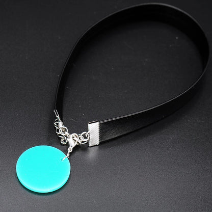 Set de cosplay Ayase Momo de Dan Da Dan. Longues boucles d'oreilles et colliers. Idéal pour les conventions, les fêtes d'Halloween ou les spectacles