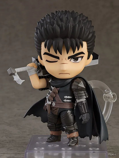 Figura Q Version de 10cm de Guts, el Espadachín Negro, inspirada en el anime Berserk. Con su espada icónica y su postura dinámica, esta figura es un modelo perfecto para coleccionistas y fanáticos del universo Berserk.