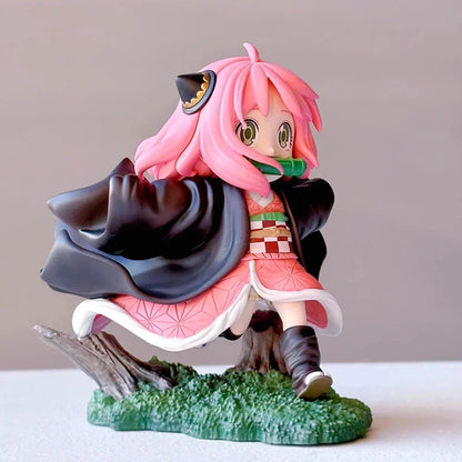 Figura ESPÍA×FAMILIAR de 12cm | Figura de coleccionista de edición limitada que representa a Anya Forger con traje de cosplay de Kamado Nezuko. Esta figura adorable y única es perfecta para coleccionistas y fanáticos del anime.