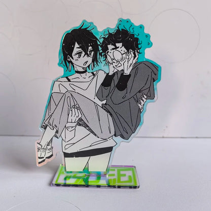 Añade un toque de anime a tu vida cotidiana con estos llaveros acrílicos de Dan Da Dan. Diseñado con detalles en láser, también puede servir como soporte decorativo o adorno para tus bolsos. Ideal para fans, es perfecto como regalo.