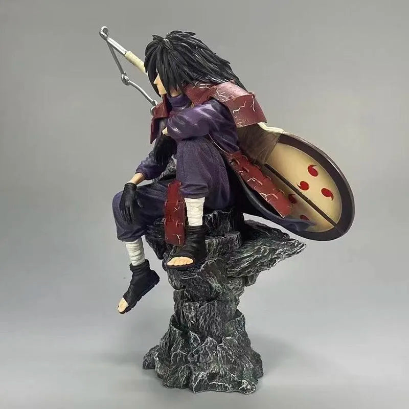 28cm Figurine | Uchiha Madara Statue de collection en PVC représentant Uchiha Madara assis sur un socle. Parfaite pour la décoration d'intérieur et pour compléter une collection d'anime