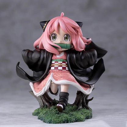 Figura ESPÍA×FAMILIAR de 12cm | Figura de coleccionista de edición limitada que representa a Anya Forger con traje de cosplay de Kamado Nezuko. Esta figura adorable y única es perfecta para coleccionistas y fanáticos del anime.