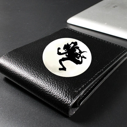 Cartera de piel sintética de una pieza de 12 x 9 cm. Elegante cartera negra y marrón decorada con logotipos de personajes de One Piece, ¡ideal para fans! 
