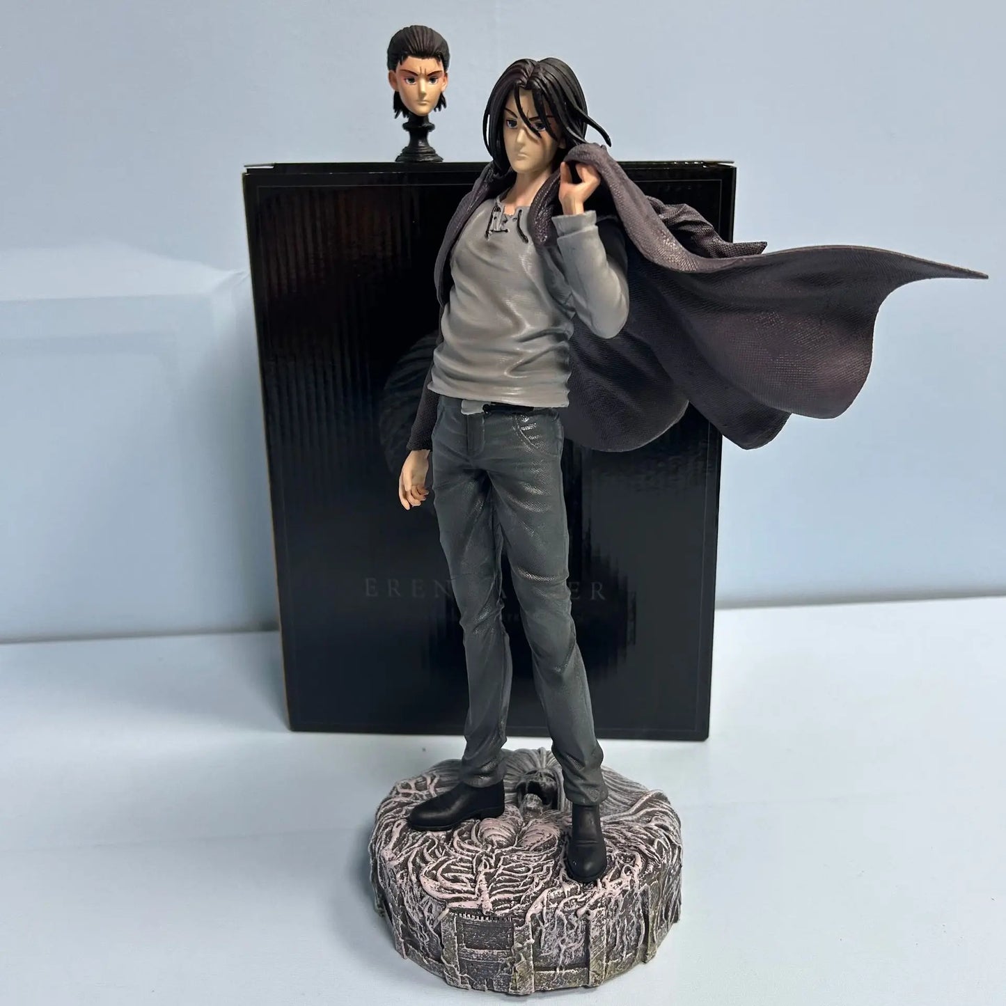Figura de edición limitada Attack on Titan de 30 cm | Figura de acción que representa a Eren Jaeger disfrazado. Este modelo ofrece un cabezal intercambiable para variar expresiones. Ideal para coleccionistas y aficionados. 